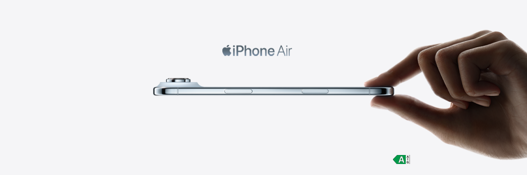 Zijaanzicht van een dunne iPhone Air tussen twee vingers, met logo en naam op lichte achtergrond.